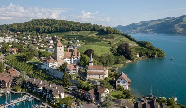 05_Titelbild Schloss und Schlosskirche Spiez_Foto Ueli Giger.jpg
