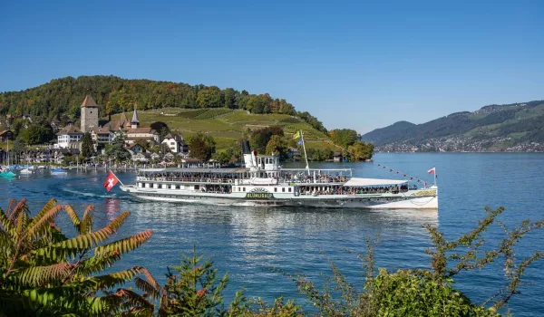 07_Schloss Spiez am Thunersee mit Dampfschiff_Foto Jürg Bolliger.jpg