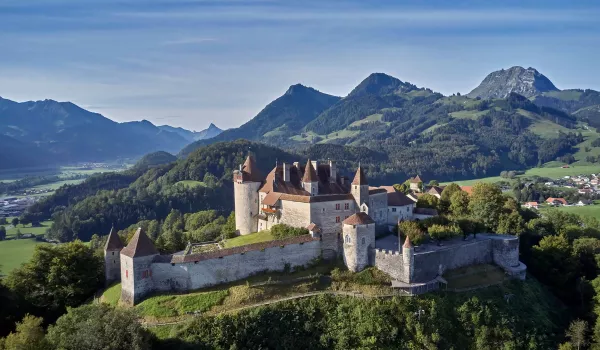 1_ChateauDeGruyeres_Vue de l'exterieur en été_copyright TonatiuhAmbrosetti.jpg