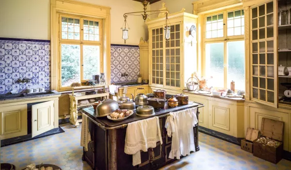 10_Schloss Hünegg Küche.jpg