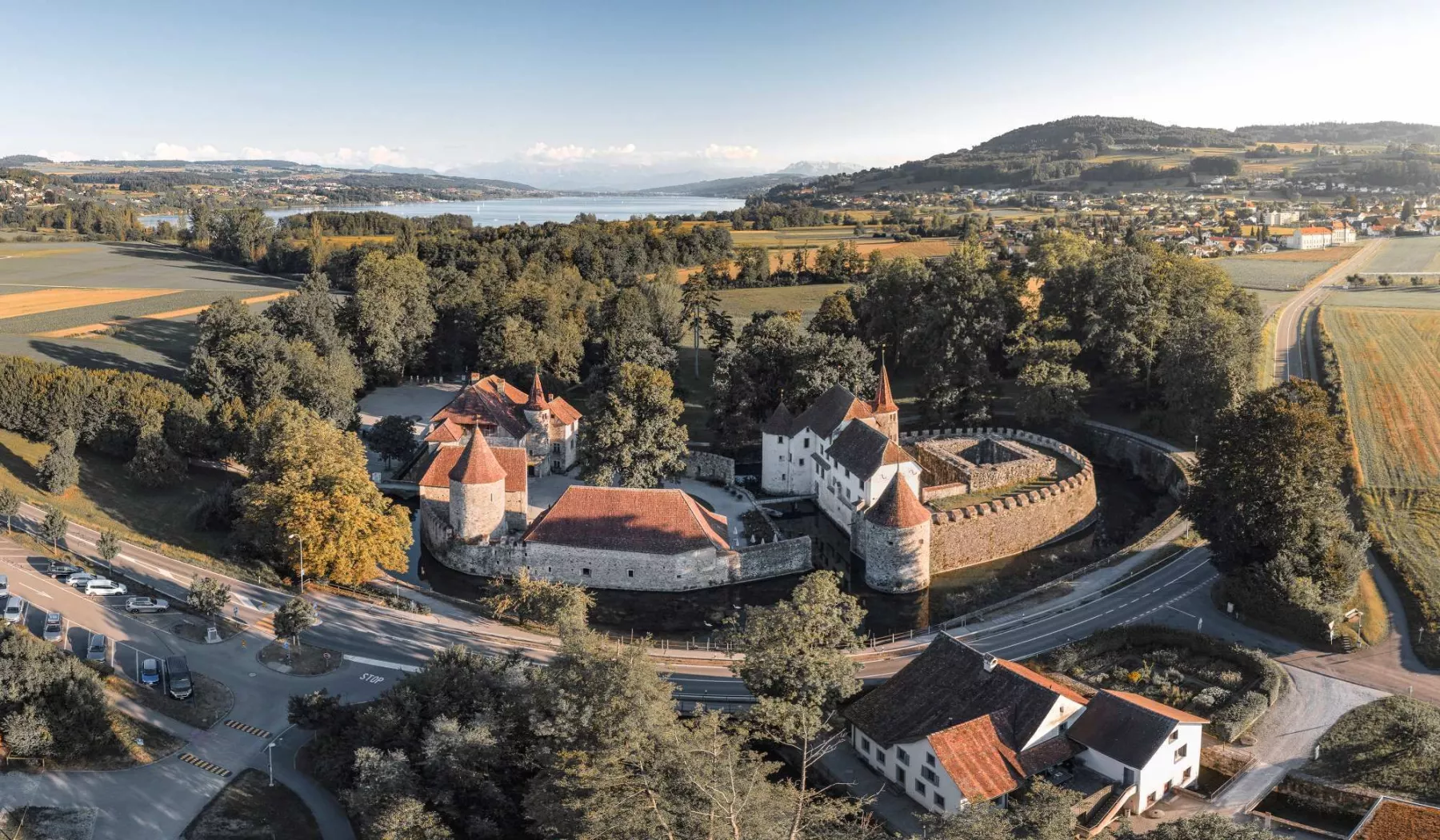 2_luftaufnahme-schloss-hallwyl-copyright seetal-tourismus-nico-hess.jpg