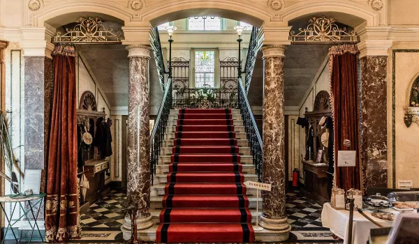 2_Schloss Hünegg Eingangshalle mit herrschaftlichem Treppenhaus.jpg