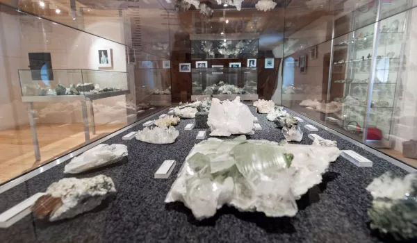 3_Schloss A Pro_Ausstellung Neat_Mineralien_AngelSanchez.jpg