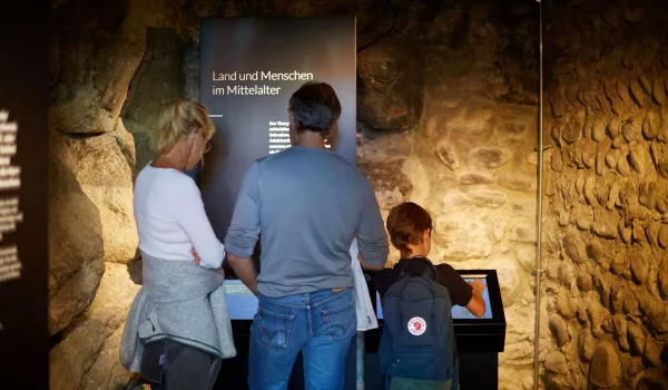 3_Schloss Frauenfeld_Familie in Ausstellung.jpg