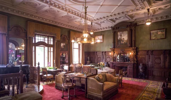 3_Schloss Hünegg Wohnzimmer.jpg