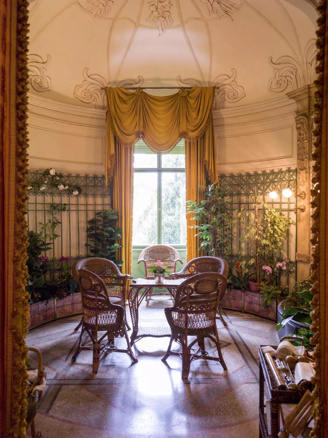 4_Schloss Hünegg Wintergarten.jpg