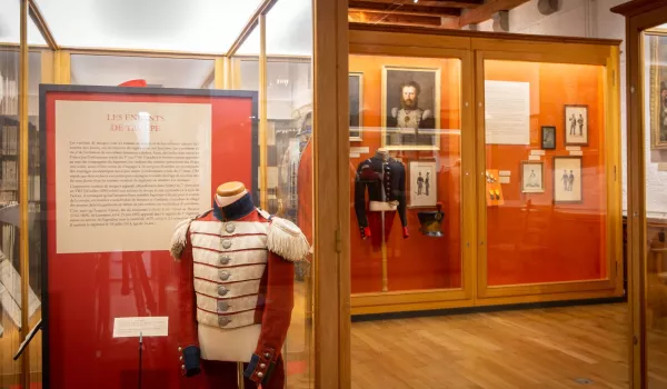 5_Chateau de Morges_Salle avec armes et uniformes©JulieMasson.jpg