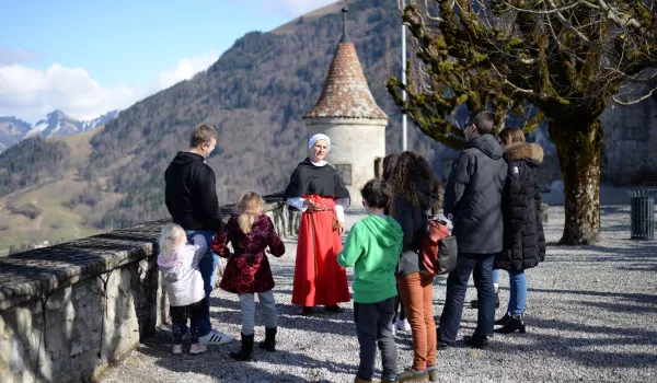 6_ChateauDeGruyeres_Visite guidée sur la terrasse du château.jpg