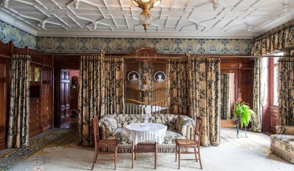 6_Schloss Hünegg Schlafraum.jpg