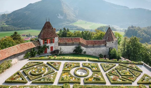 7_ChateauDeGruyeres_Vue du jardin en printemps.jpg