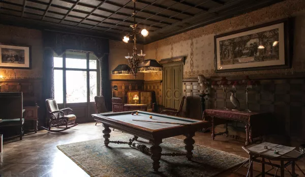 7_Schloss Hünegg Billiardzimmer.jpg