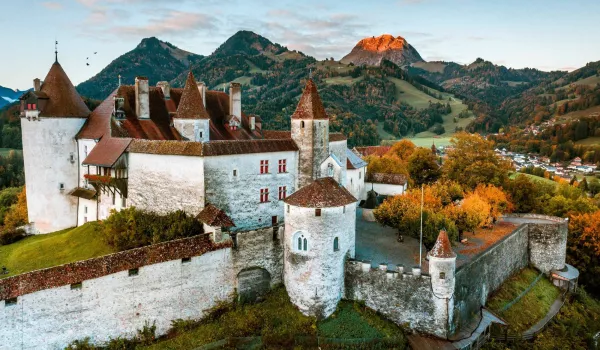 8_ChateauDeGruyeres_Vue du château en automne_Copyright_PierreCuony.jpg