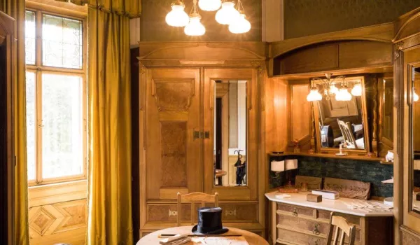 8_Schloss Hünegg Ankleideraum.jpg