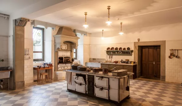 9_Schloss Hünegg Herrschaftliche Schlossküche.jpg