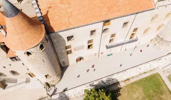 Château de Grandson RaphaelDupertuis_vue d'en haut sur la tour.jpg
