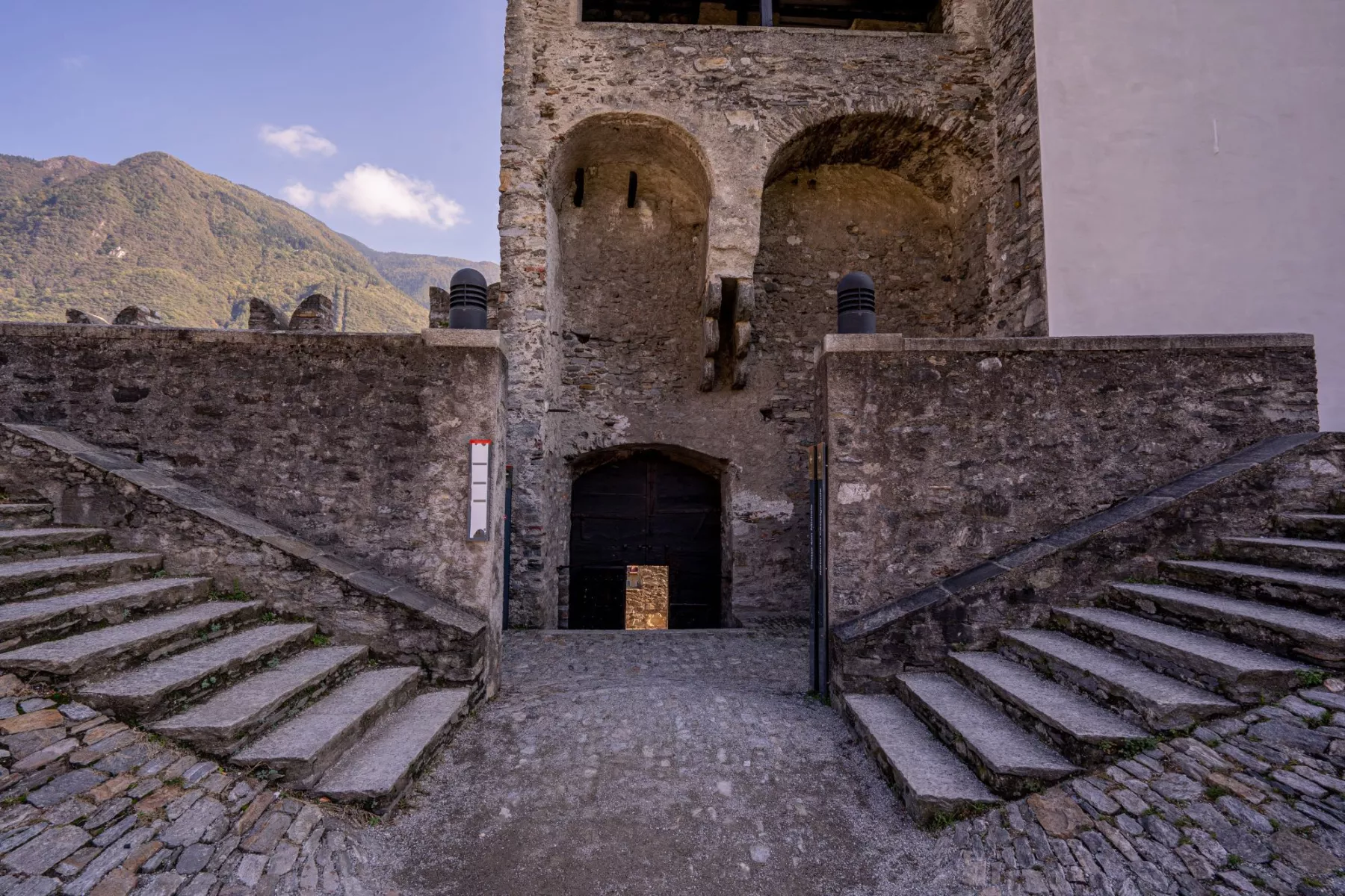 Fortezza di Bellinzona_Castelgrande cortile_redesignswiss.jpg