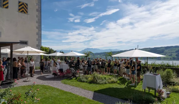 schloss_heidegg_apero im neugestalteten Rosengarten.jpg